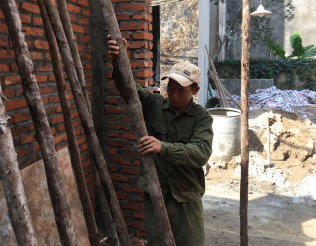 Anh Thợn nghỉ nghề bán thịt lợn để chuyển sang làm phu hồ tại công trường xây dựng