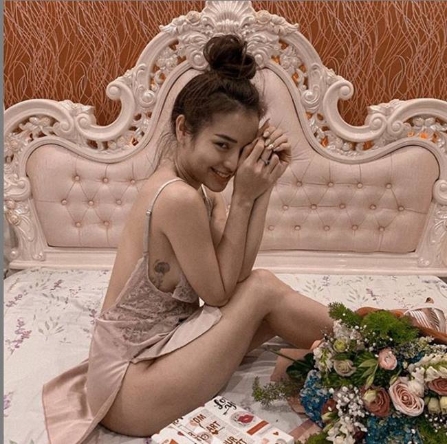 Phương Trinh Jolie diện váy ngủ không phòng hộ, trống hơ trống hoác vẫn tự tin đăng trang cá nhân, hình ảnh của cô nhận nhiều bình luận đa chiều từ cộng đồng mạng.
