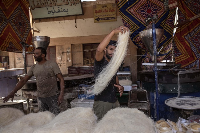 Những ngày này, Mahrous Mahmoud còn làm ở một khu chợ đông đúc. Anh làm các chiếc bánh có tên là qatayef  kiểu giống như bánh crepe.
