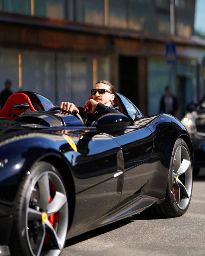 Zlatan Ibrahimovic cưỡi siêu xe Ferrari trên đường phố Thuỵ Điển - 1