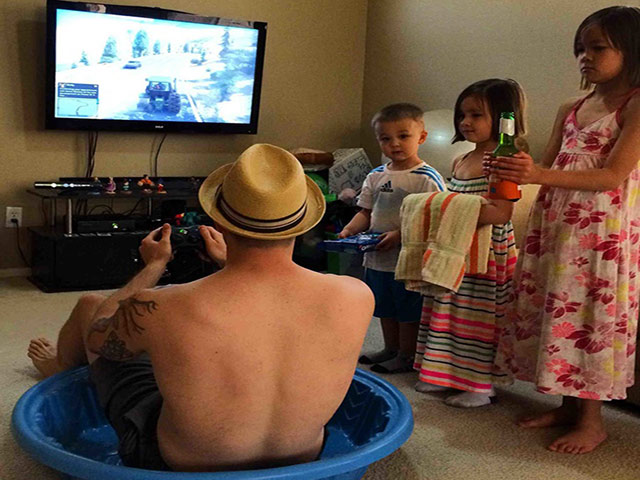 Tranh vui - Các ông bố cũng chỉ là "những đứa trẻ to xác"