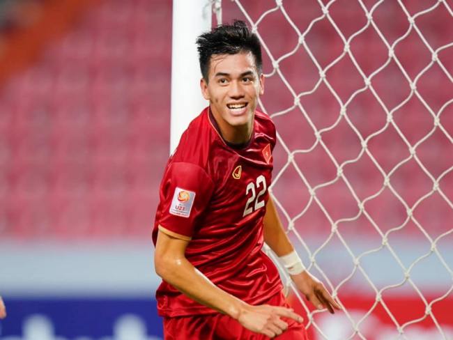 Tiến Linh được biết đến là một trong những cầu thủ điển trai hàng đầu của đội tuyển Việt Nam. Không chỉ được ngưỡng mộ bởi tài năng đá bóng, đời tư của Tiến Linh cũng là đề tài được nhiều người hâm mộ chú ý.
