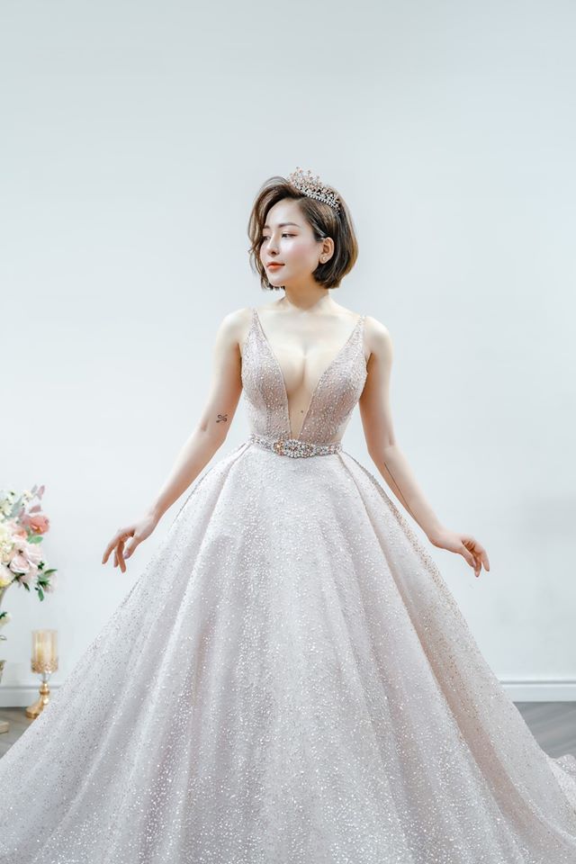 Cô dâu Nhã Phương xinh đẹp đi thử váy cưới  Báo Dân trí
