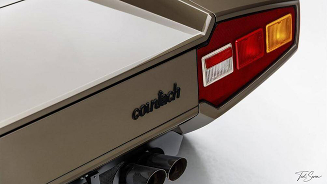 Đây là một trong những chiếc Countach Periscopio được phục chế với màu sắc nguyên bản đầy hấp dẫn
