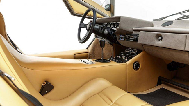 Ở LP400, Lamborghini lần đầu mang đến trên một chiếc xe của mình động cơ đặt giữa và dọc theo xe
