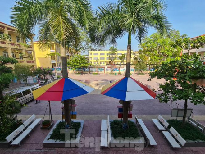 Học sinh tiểu học đội nắng ở cổng trường: Sẽ mở cổng trường cả trong giờ nghỉ trưa - 2
