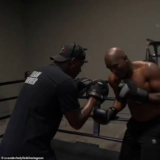 Võ sĩ 57 tuổi người Mỹ,&nbsp;Holyfield vẫn có những cú đấm đầy sức mạnh