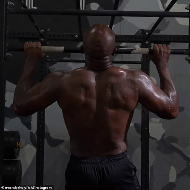 Cơ lưng của Holyfield vẫn rất đẹp