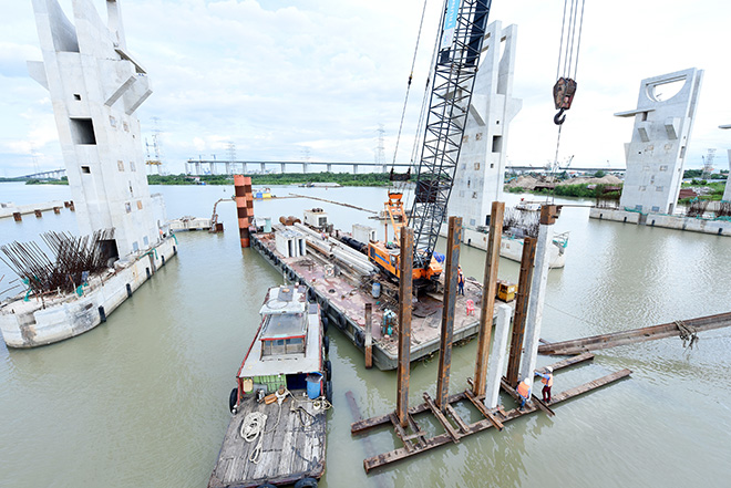 Với bề rộng sông hơn 200m, cống Mương Chuối được thiết kế xây dựng với 5 trụ pin, tương ứng với 4 cửa van, mỗi cửa van rộng 40m và âu thuyền rộng 11m. Mỗi trụ pin chính là cánh tay đòn, được thiết kế để chịu lực độc lập và thực hiện nhiệm vụ nâng hạ cửa van ngăn triều gần 300 tấn bằng hệ thống xi lanh thủy lực.