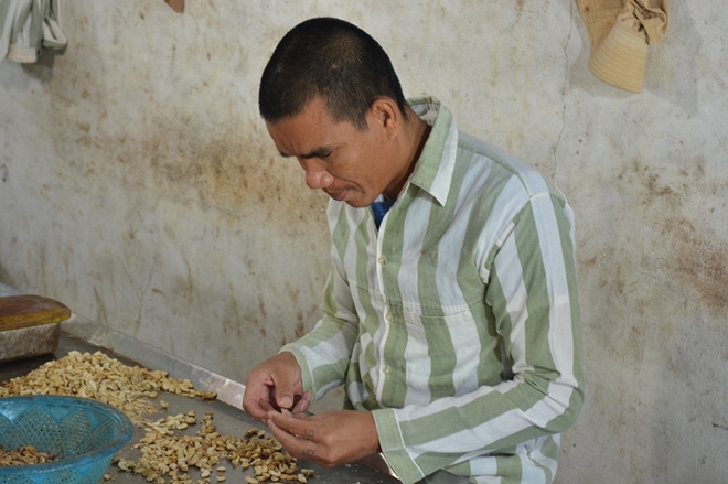 Huỳnh Văn Tỷ lúc lao động.