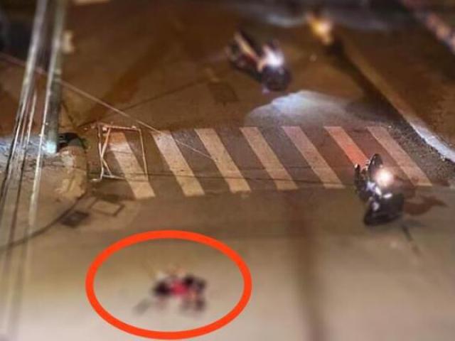 Nhóm thanh niên hỗn chiến dữ dội bằng mã tấu, liền đó nhiều tiếng súng nổ vang lên khiến hai người đi đường trúng đạn. Hình minh họa