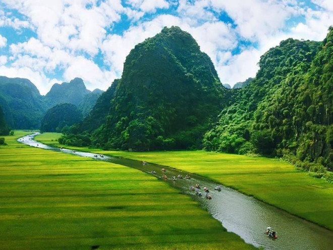 Nhiều tour giá rẻ, cảnh đẹp đang chờ du khách. Ảnh: TU 