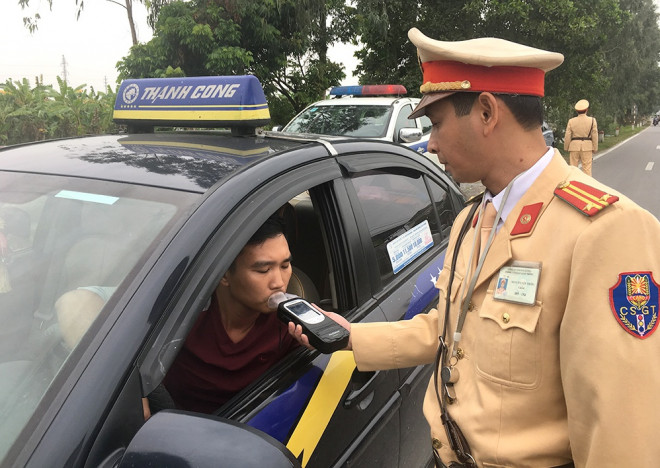 Việc tăng tối đa mức phạt từ 40 lên 75 triệu đồng là cơ sở để điều chỉnh tăng mức xử phạt nhiều hành vi vi phạm giao thông (Trong ảnh: CSGT Hải Dương kiểm tra nồng độ cồn lái xe ô tô). Ảnh: Đức Tâm