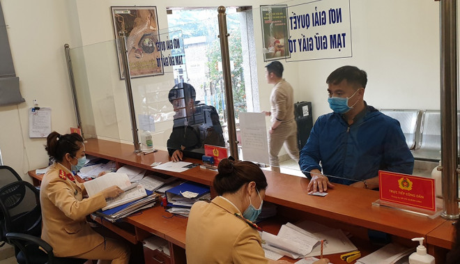 Người vi phạm giao thông đến Đội CSGT số 6, Hà Nội giải quyết nộp phạt