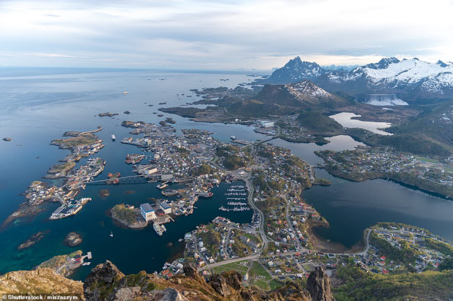 Lofoten, Na Uy: Khung cảnh tuyệt đẹp của thị trấn cảng Svolvaer trên quần đảo Lofoten.
