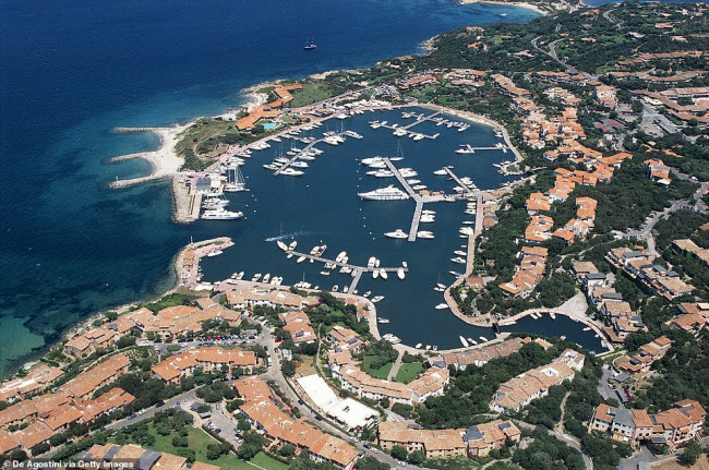 Sardinia, Italia: Cảng Marina di Porto Rotondo nằm trên hòn đảo Sardinia gây ấn tượng với nước trong xanh và phong cảnh tuyệt đẹp.
