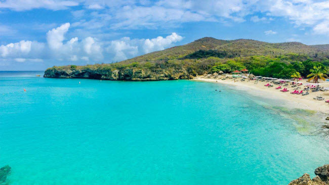 Playa Kenepa, Curacao: Nơi đây bao gồm bãi biển Kenepa Chiki và Kenepa Grandi. Cả hai bãi biển đều có phong cảnh đẹp và người dân địa phương thân thiện.
