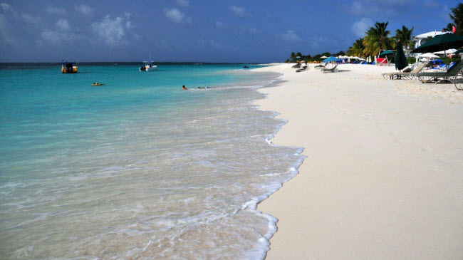 Shoal Bay East, Anguilla: Ngoài cát trắng tuyệt đẹp, bãi biển Shoal Bay East còn có nhiều họat động hấp dẫn như lặn bình khí và ống thở, khám phá rừng xung quanh,…
