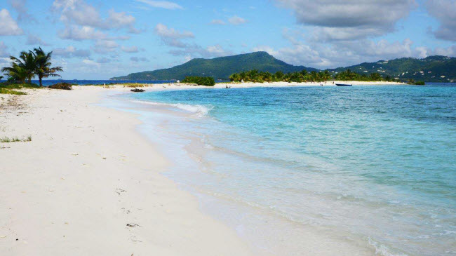 Grand Anse, Grenada: Bãi biển là lựa chọn lý tưởng dành cho những du khách yêu thiên nhiên hoang dã. Từ trên bãi tắm, du khách có thể chiêm ngưỡng dãy núi hùng vĩ xung quanh.
