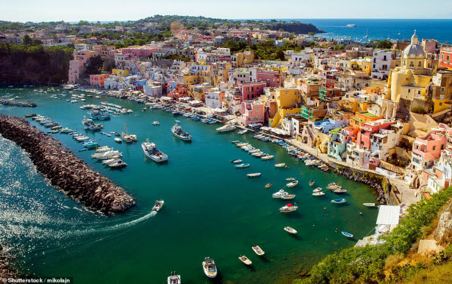 Procida, Italia: Bến cảng Marina Corricella trên đảo Procida gây ấn tượng với những ngôi nhà nhiều màu sắc như cầu vồng.
