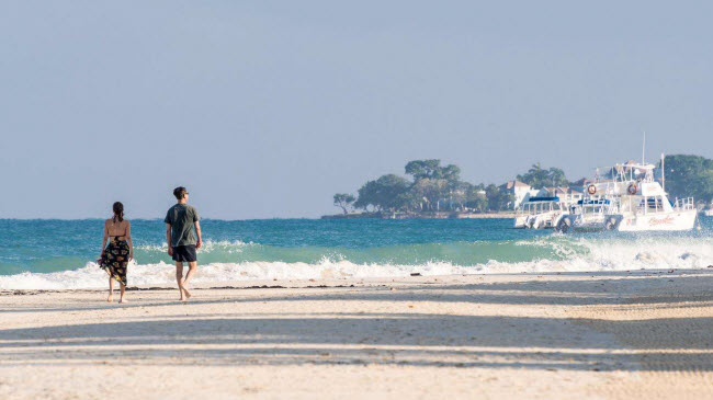 Seven Mile Beach, Jamaica: Được đánh giá là bãi biển đẹp nhất ở Jamaica, Seven Mile Beach nổi tiếng với cát trắng mịn và nước trong vắt như pha lê. Du khách có thể chiêm ngưỡng hoàng hôn, tham gia các môn thể thao nước và nhiều hoạt động khác.
