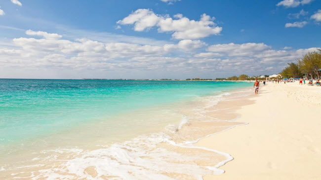 Seven Mile Beach, Quần đảo Cayman: Bãi biển này hấp dẫn du khách nhờ những khu nghỉ dưỡng sang trọng, nhà hàng, quán bar và cửa hàng trên bãi biển.
