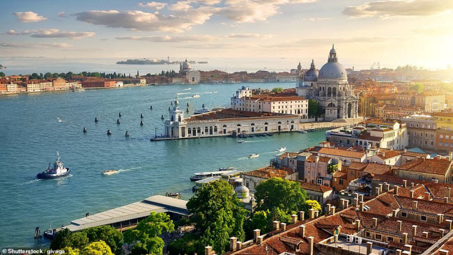 Venice, Italia: Thành phố cổ ở Italia được UNESCO công nhận là di sản thế giới. Du khách sẽ có trải nghiệm không thể nào quên, khi du ngoạn dọc các dòng kênh ở đây.
