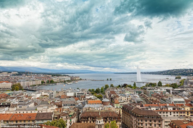 Hồ Geneva, Thụy Sĩ: Bến cảng và hồ Geneva là địa điểm không thể bỏ qua khi bạn tới Thụy Sĩ. Tại đây, du khách có thể chiêm ngưỡng đài phun nước Jet d&#39;Eau bắn nước lên độ cao 140m.
