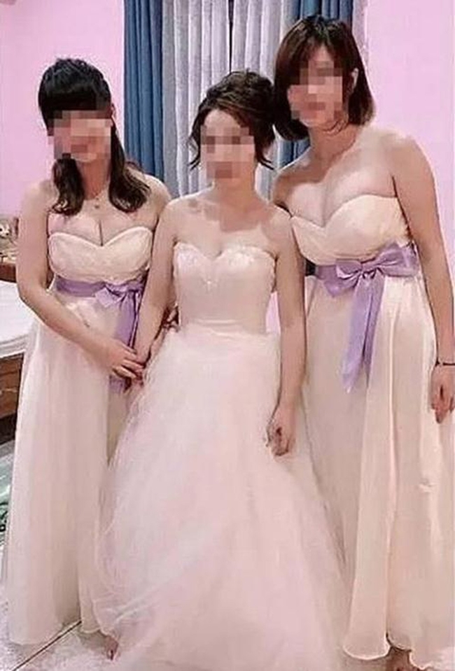 Một cô dâu khác cũng bị &#34;dìm&#34; trong ngày cưới khi phù dâu mặc váy cúp ngực tôn vòng một đầy đặn.
