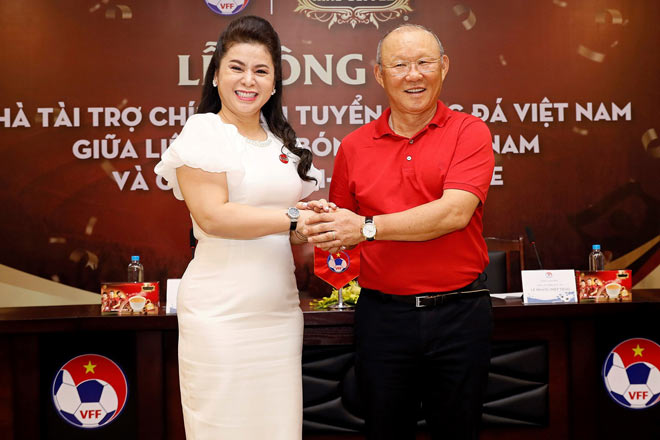 Nữ doanh nhân Lê Hoàng Diệp Thảo vui vẻ bắt tay HLV ĐT Việt Nam - ông Park Hang Seo