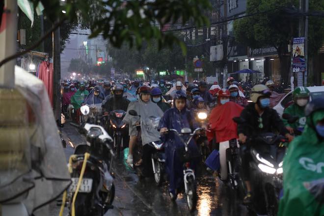 TP.HCM đã bắt đầu vào mùa mưa, liên tục trong những ngày gần đây thường xuyên xảy ra mưa lớn vào giờ tan tầm.