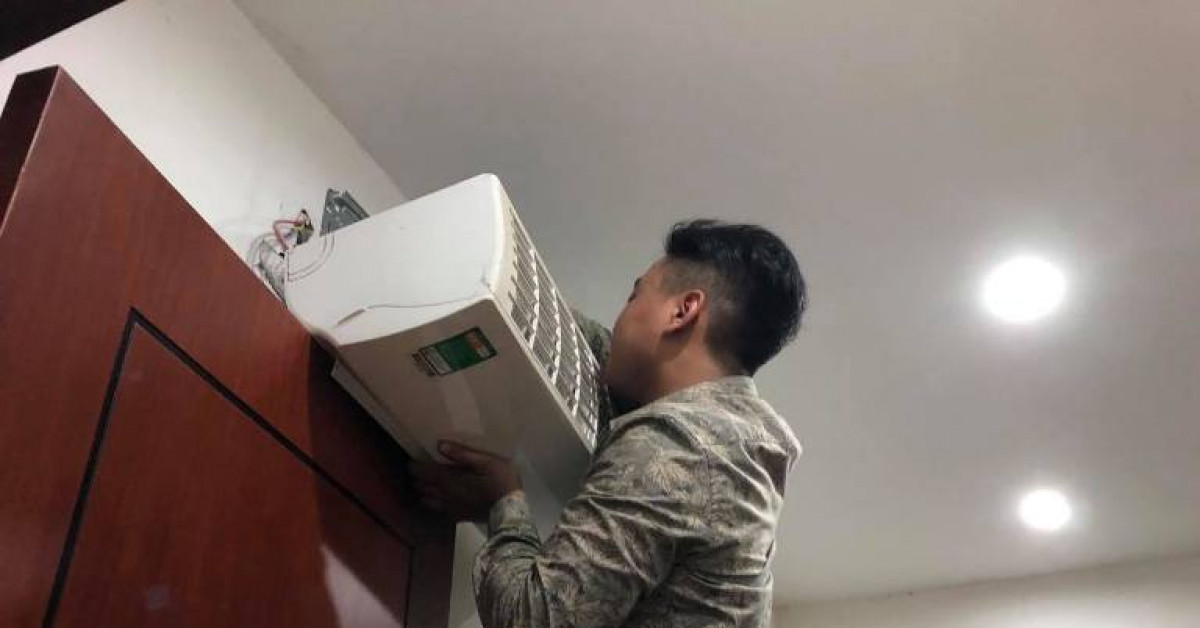 Kinh doanh - Nắng nóng, thợ điều hòa treo mình &quot;đánh đu tính mạng&quot; kiếm bạc triệu mỗi ngày