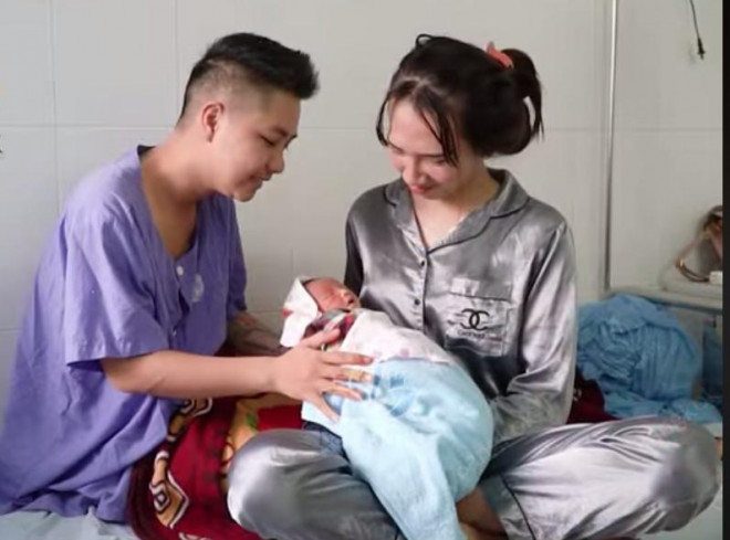 Cận cảnh cuộc sống vợ chồng "người đàn ông đầu tiên ở Việt Nam mang bầu" sau khi sinh con - 1