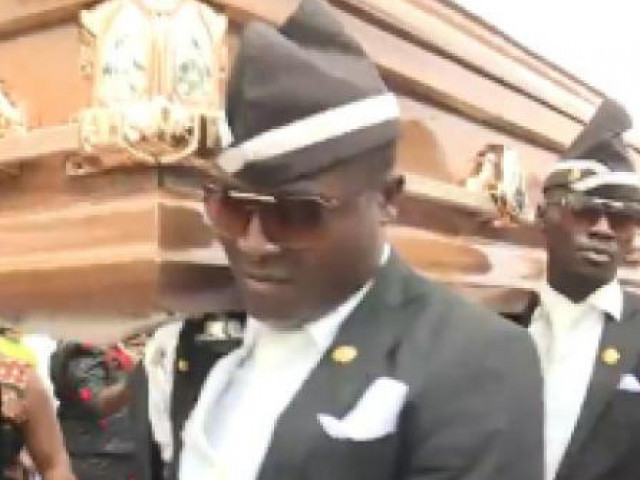 Bạn trẻ - Cuộc sống - Gia thế "khủng" của thủ lĩnh nhóm "anh da đen khiêng quan tài nhảy múa" gây sốt MXH