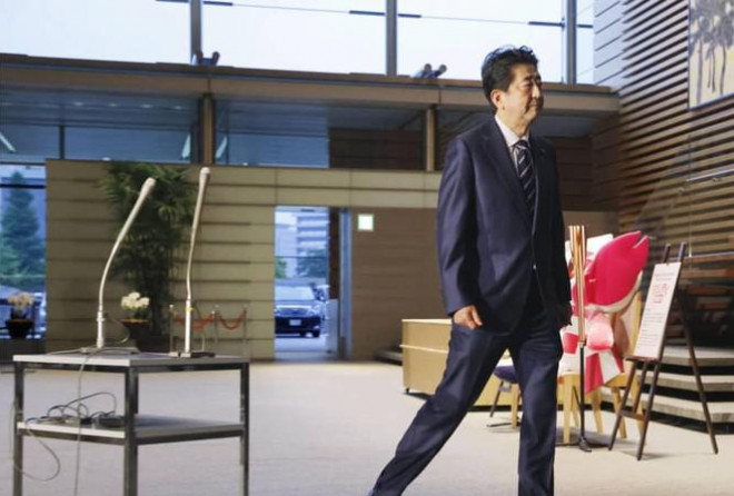 Thủ tướng Nhật Bản Shinzo Abe kết thúc cuộc họp với báo chí ngày 21/5, sau khi trưởng công tố Tokyo Hiromu Kurokawa từ chức ảnh: Kyodo