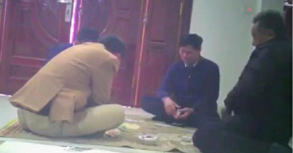 Pháp luật - Bí thư cùng nhiều cán bộ chủ chốt của xã tham gia đánh bài