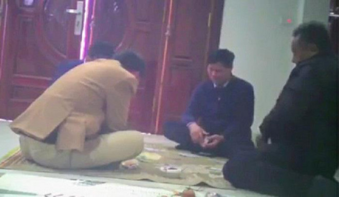Hình ảnh một số cán bộ xã Cao Viên (huyện Thanh Oai, Hà Nội) tham gia đánh bài bị ghi lại - Ảnh: Facebook