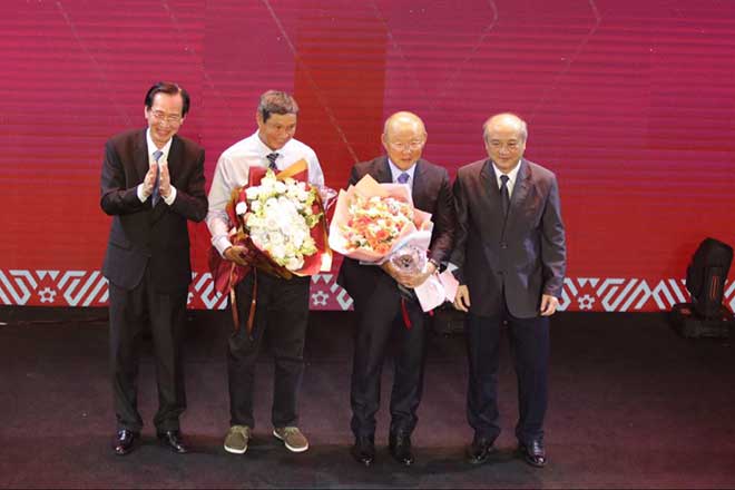 Trực tiếp trao giải Quả bóng Vàng Việt Nam 2019: HLV Park Hang Seo nhận kỷ niệm chương - 1