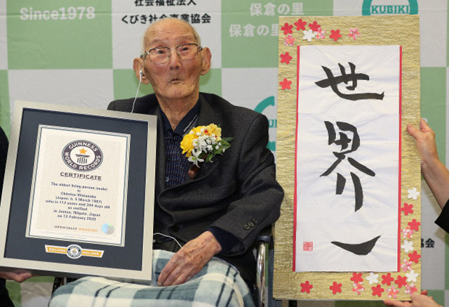Chitetsu Watanabe (112), sống ở thành phố Joetsu, tỉnh Niigata, Nhật Bản, được chứng nhận là người đàn ông lớn tuổi nhất thế giới được tổ chức Guinness công nhận năm 2020.
