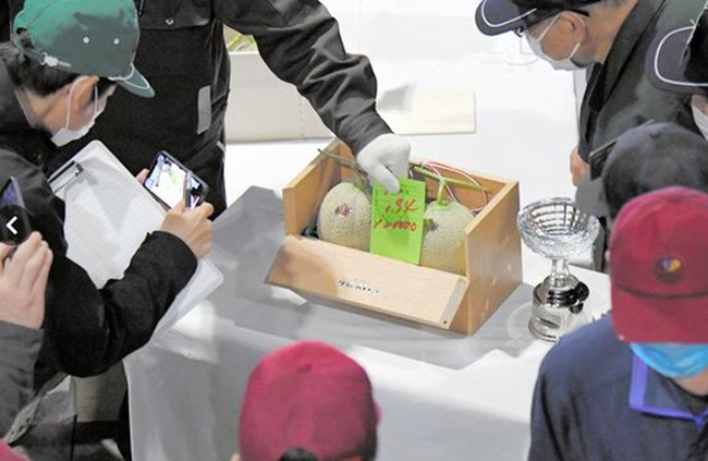 Theo hãng tin Kyodo, người mua cặp dưa muốn thể hiện sự biết ơn và hỗ trợ đối với nông dân địa phương
