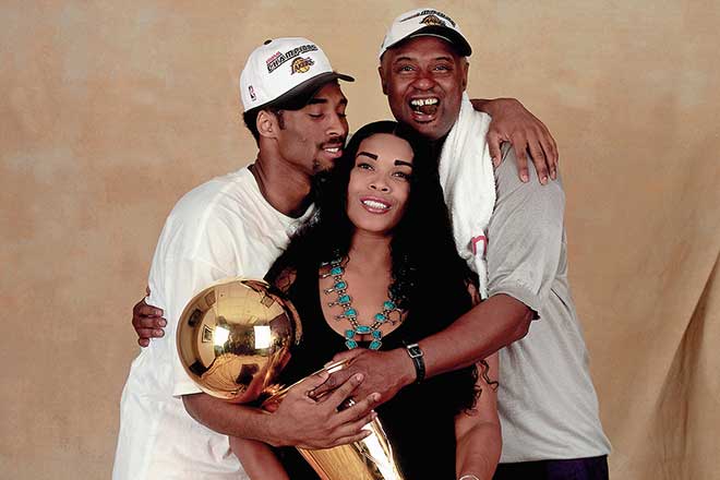 Kobe Bryant (trái) cùng cha mẹ sau khi đoạt chức vô địch NBA năm 2000