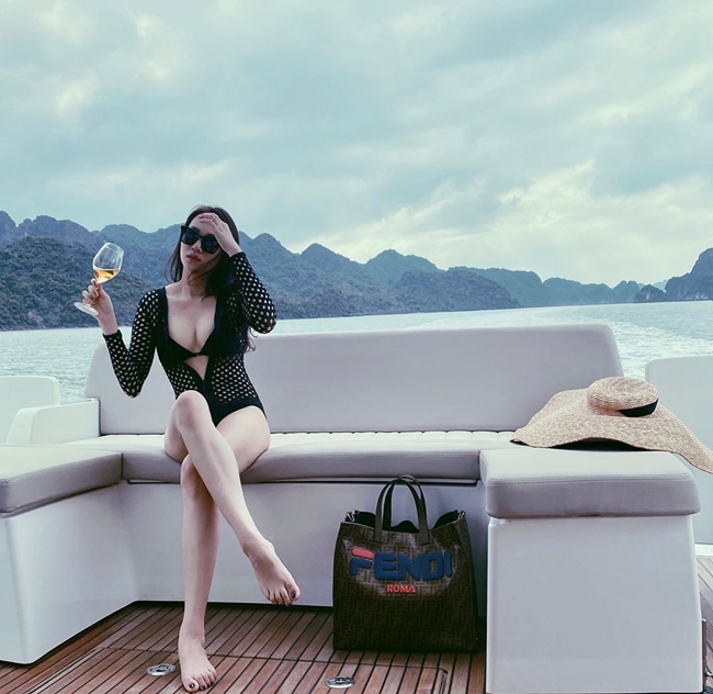 Mới đây trên trang cá nhân, siêu mẫu Ngọc Thạch chia sẻ ảnh mặc bikini khoe vòng một gợi cảm ngồi trên du thuyền trong chuyến du lịch Phú Quốc cùng ông xã và con trai. Khoảnh khắc nóng bỏng bỏng của bà mẹ hai con thu hút sự chú ý của người hâm mộ.
