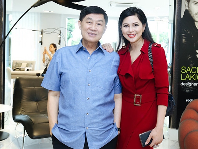 Ông Johnathan Hạnh Nguyễn là một trong những doanh nhân thành đạt nhất Việt Nam, hiện là Tổng đại diện của Philippines Airline tại khu vực Đông Dương. Tên tuổi của ông được biết đến với tập đoàn kinh doanh đa quốc gia IPP, tập đoàn nắm giữ 30% thương hiệu thời trang nổi tiếng của thế giới ở Việt Nam với khoảng 70% thị phần tại thị trường Việt Nam. Vợ ông, bà Thủy Tiên cũng là một doanh nhân nổi tiếng với khối tài sản khổng lồ.
