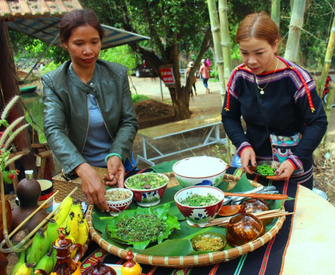 Độc lạ món kiến vàng dành cho khách quý - 1