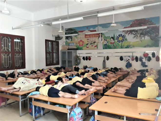 Giờ nghỉ ngơi của học sinh bán trú tại một trường tiểu học ở Hải Phòng