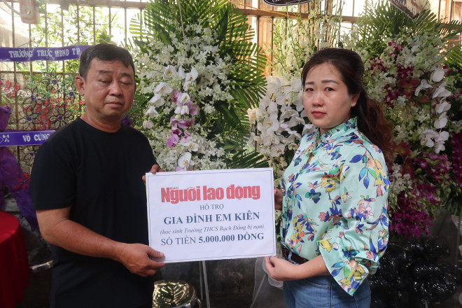 Đại diện Báo Người Lao Động hỗ trợ gia đình nạn nhân 5 triệu đồng