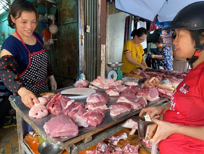 Dù thịt lợn đắt đỏ chưa từng có từ trước đến nay nhưng người dân vẫn không từ bỏ thói quen ăn thịt lợn.