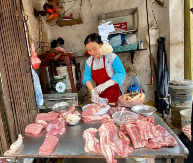 Nhiều tiểu thương bán thịt tại các chợ truyền thống đều lý giải do lợn hơi nhập tăng nên giá bán thành phẩm theo đó tăng lên.