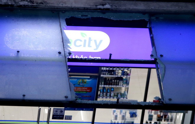 Tảng kính rơi được thiết kế có khung đỡ, làm mái hiên ở khuôn viên trước của tòa chung cư, bề rộng chừng 4 m2