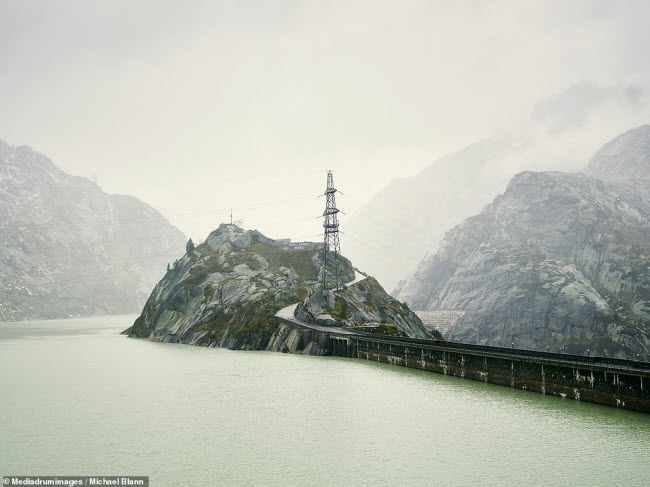 Đèo Grimsel ở Thụy Sĩ được ghi lại bởi nhiếp ảnh gia Michael Blann.
